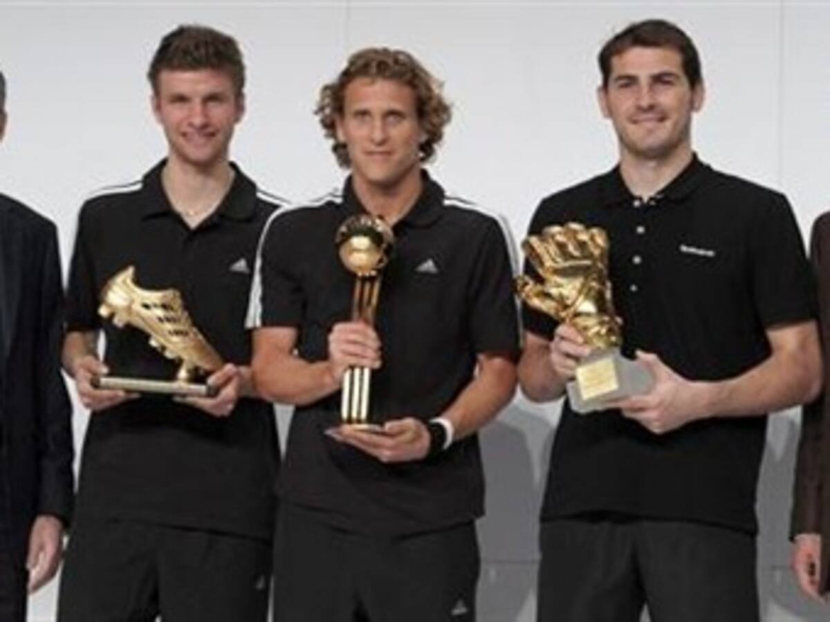 Forlán, Casillas y Múller recogen el Balón, el Guante y la Bota de Oro del Mundial de Sudáfrica