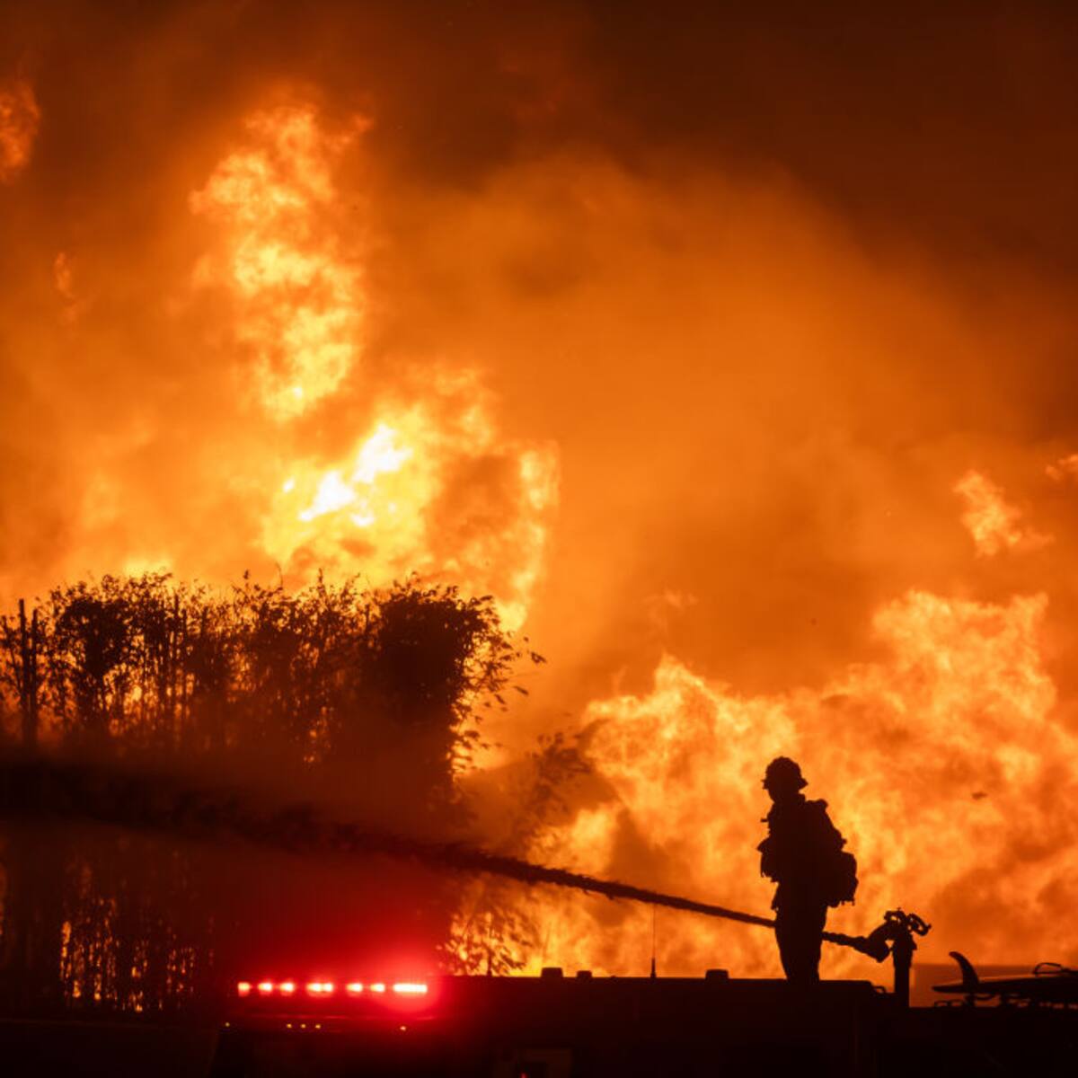 California atiende un nuevo incendio en medio de alertas en Los Ángeles