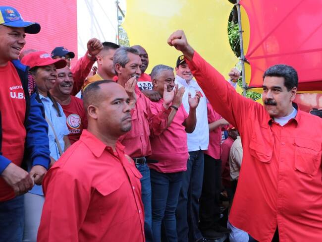 Maduro pide a militares desarmar a los traidores y golpistas