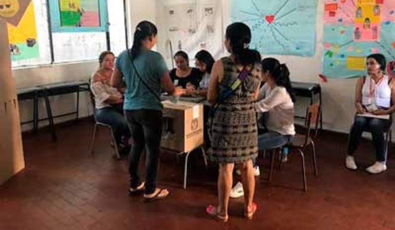 Masivamente, los electores acuden a las urnas. 