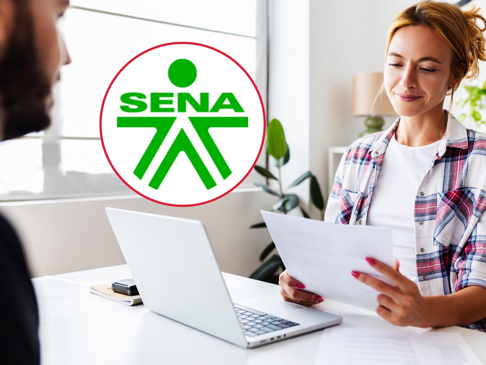 Imagen ilustrativa de una persona analizando la hoja de vida de un aspirante (Crédito: Getty Images). Arriba a la izquieda: Logo del Servicio Nacional de Aprendizaje (Crédito: SENA)