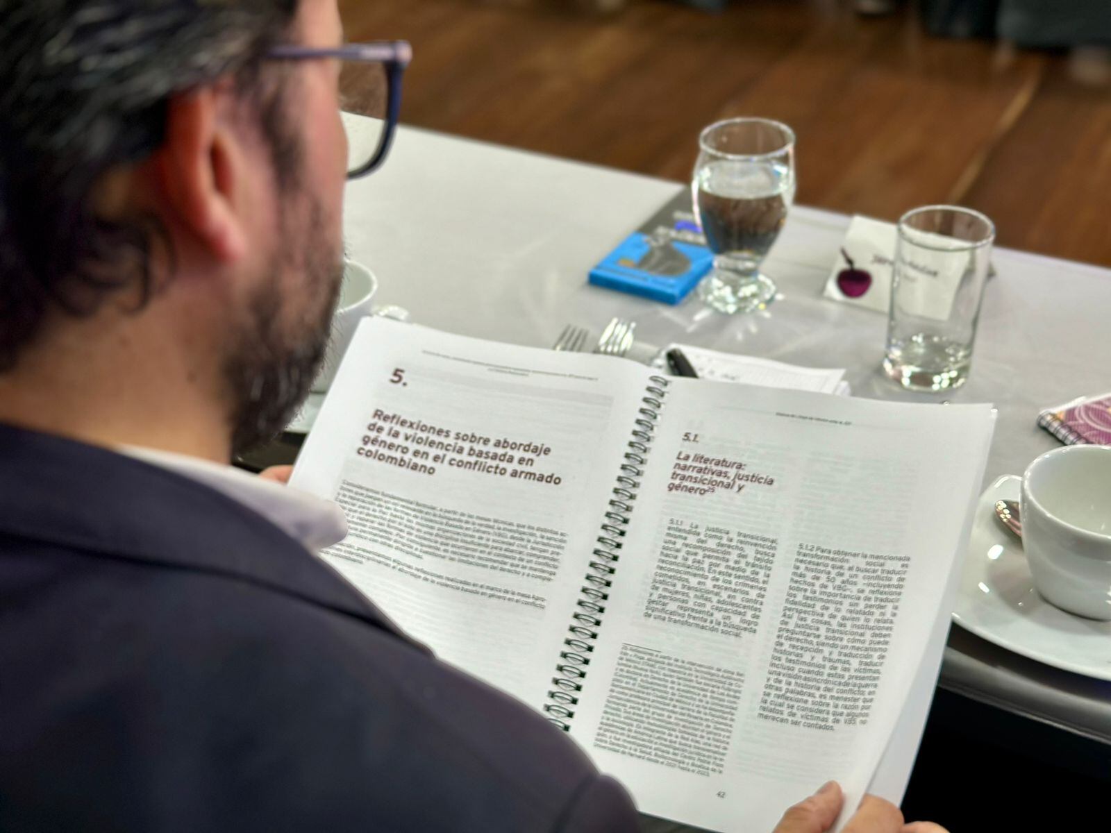 Entrega documento a la JEP -Foto: Corporación ocho de marzo