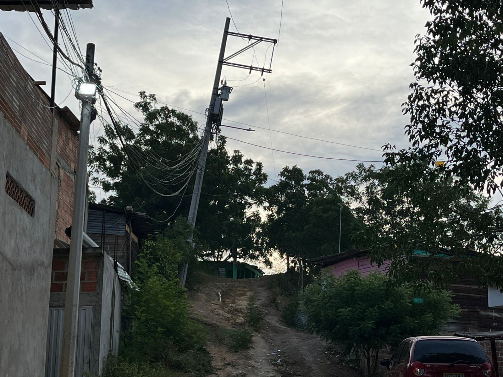 Poste amenaza con afectar varias viviendas en el barrio Villa Paz de Cúcuta. / Foto: Jenny Márquez.