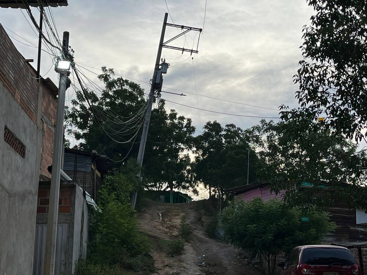 Poste amenaza con afectar varias viviendas en el barrio Villa Paz de Cúcuta