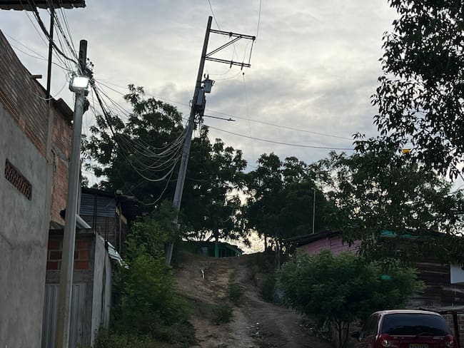 Poste amenaza con afectar varias viviendas en el barrio Villa Paz de Cúcuta. / Foto: Jenny Márquez.