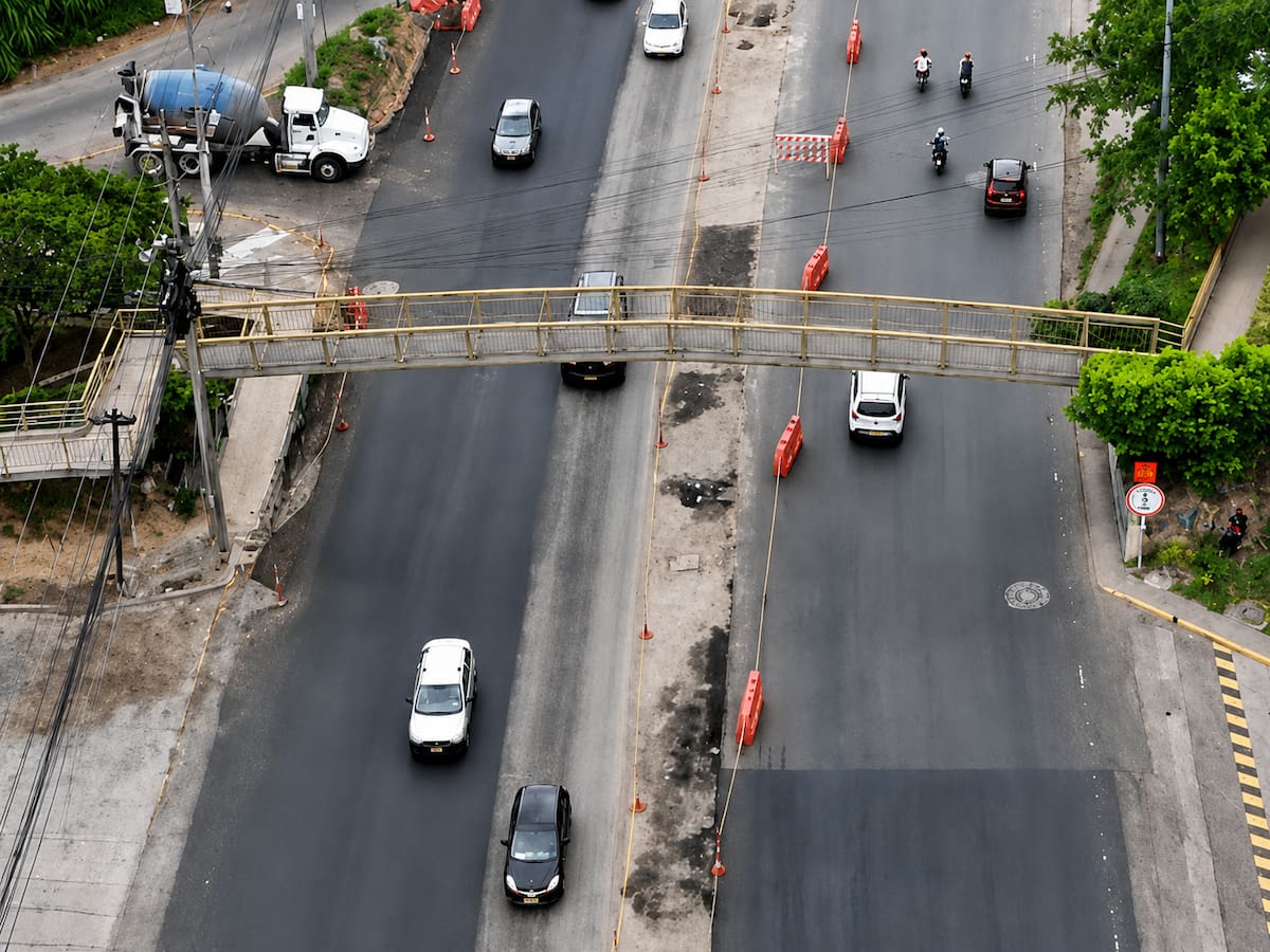 Desmonte de puente peatonal por obras del tercer carril en Floridablanca, Santander