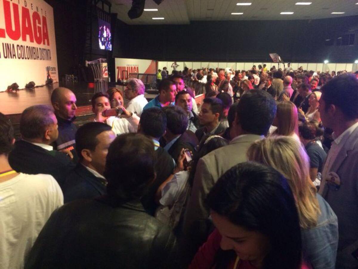 En el auditorio G-12 en Bogotá, seguidores del candidato presidencial Óscar Iván Zuluaga celebran a la espera de que llegue para que haga su intervención.