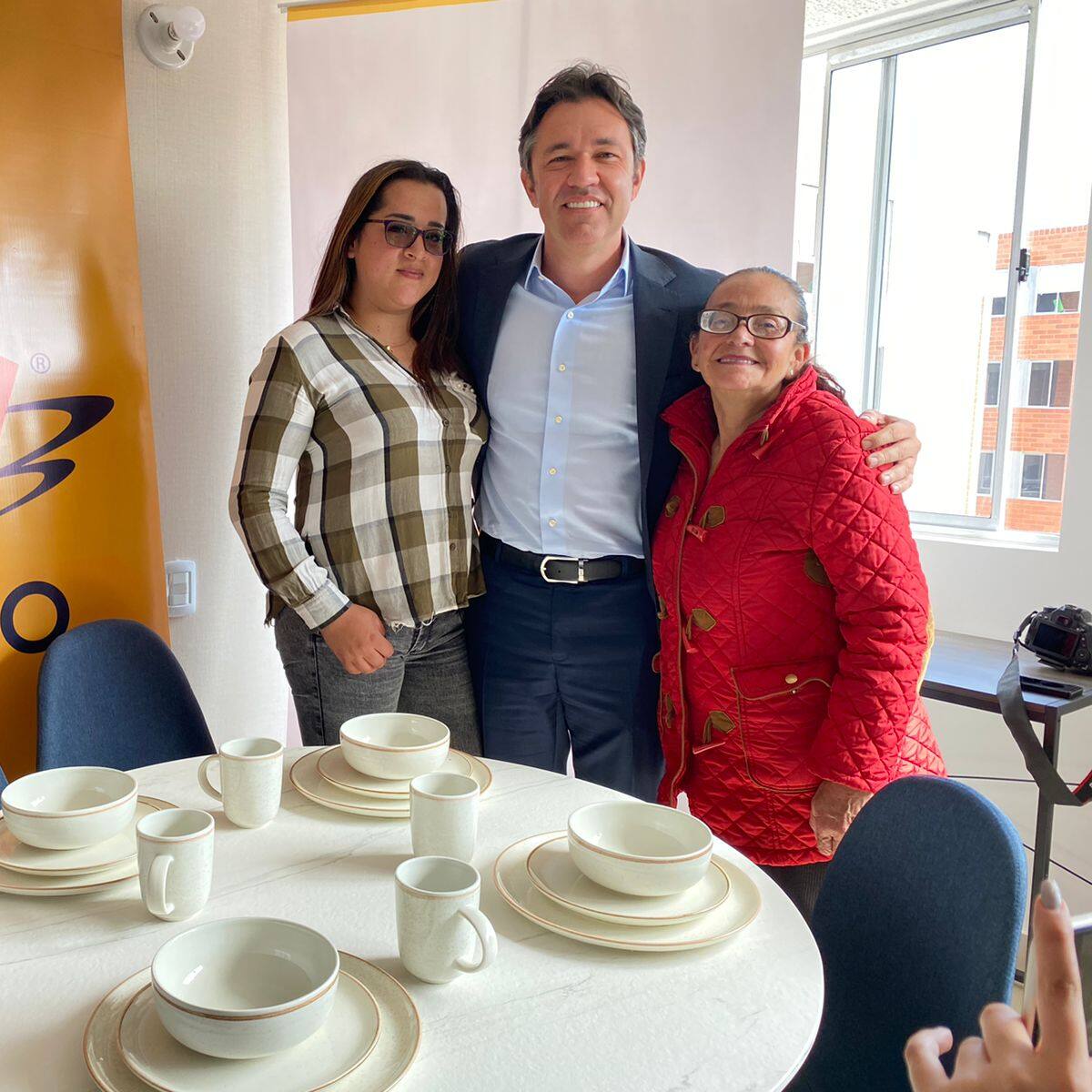 Así fue la entrega de dos apartamentos a dos oyentes de W Radio por Amarilo
