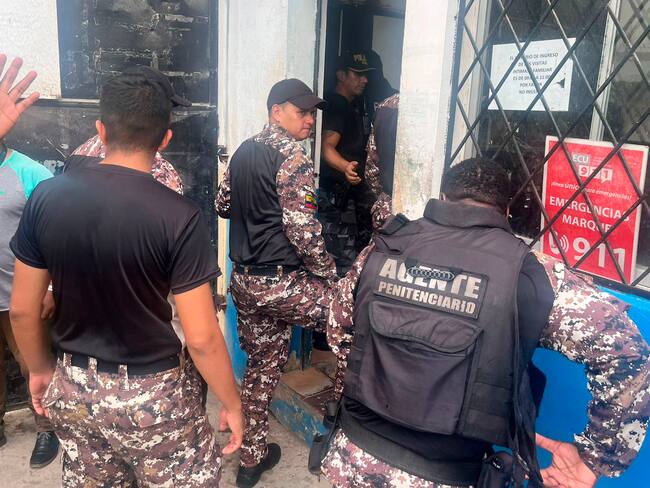 AME9323. ESMERALDAS (ECUADOR), 13/01/2024.- Fotografía cedida por las Fuerzas Armadas de Ecuador de la liberación de funcionarios de una prisión hoy, en la provincia costera de Esmeraldas (Ecuador). Las Fuerzas Armadas de Ecuador anunciaron este sábado que han sido liberados once funcionarios de una prisión de la provincia costera de Esmeraldas, fronteriza con Colombia, que habían sido retenidos en el marco de una serie de motines carcelarios en el país, protagonizados por grupos de delincuentes. EFE/ Fuerzas Armadas de Ecuador /SOLO USO EDITORIAL/ SOLO DISPONIBLE PARA ILUSTRAR LA NOTICIA QUE ACOMPAÑA (CRÉDITO OBLIGATORIO)