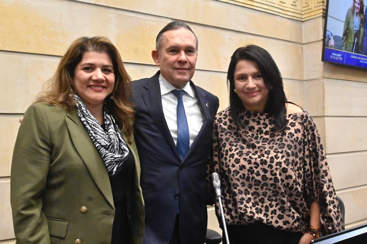 Nueva mesa directiva del Senado, encabezada por Efraín Cepeda, Lorena Rios y Paola Holguín. Foto: Cortesía