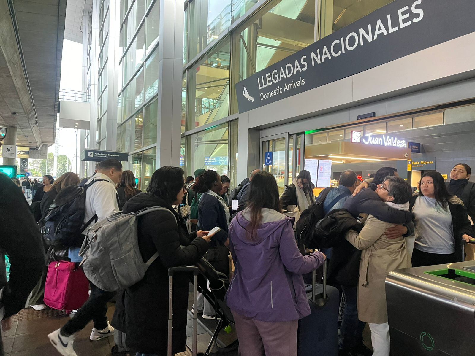 Aeropuerto El Dorado sigue con restricciones de acceso y de transporte por protestas de taxistas