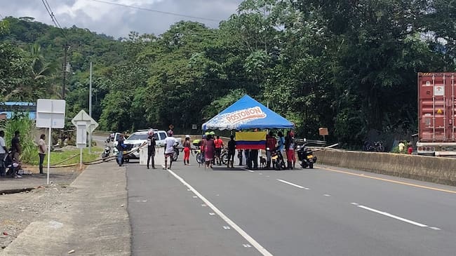 Fotografía tomada de redes sociales, bloqueo en la vía Buga - Buenaventura