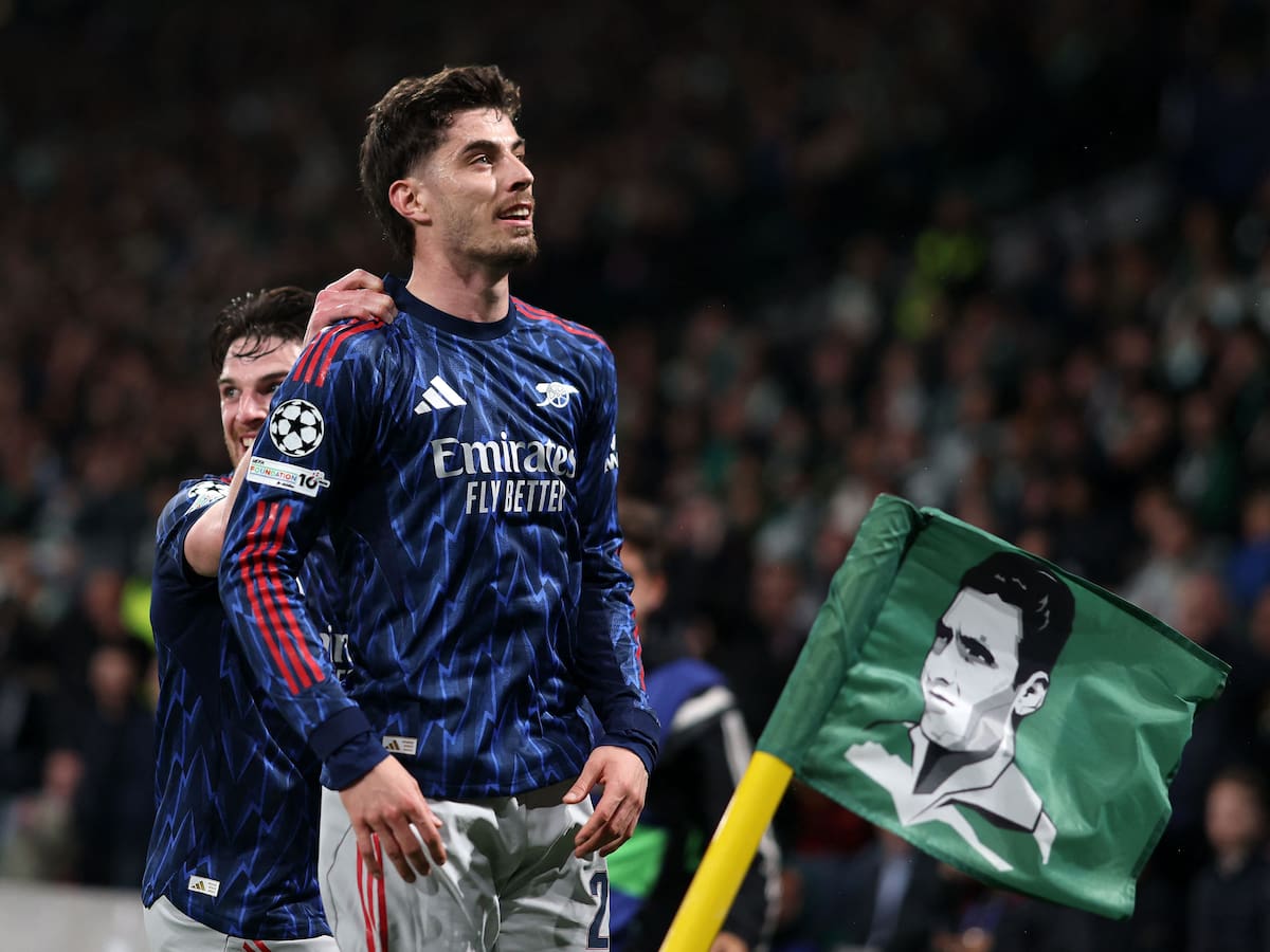 Arsenal vence al Sporting de Luis Suárez en una noche mágica de David Raya