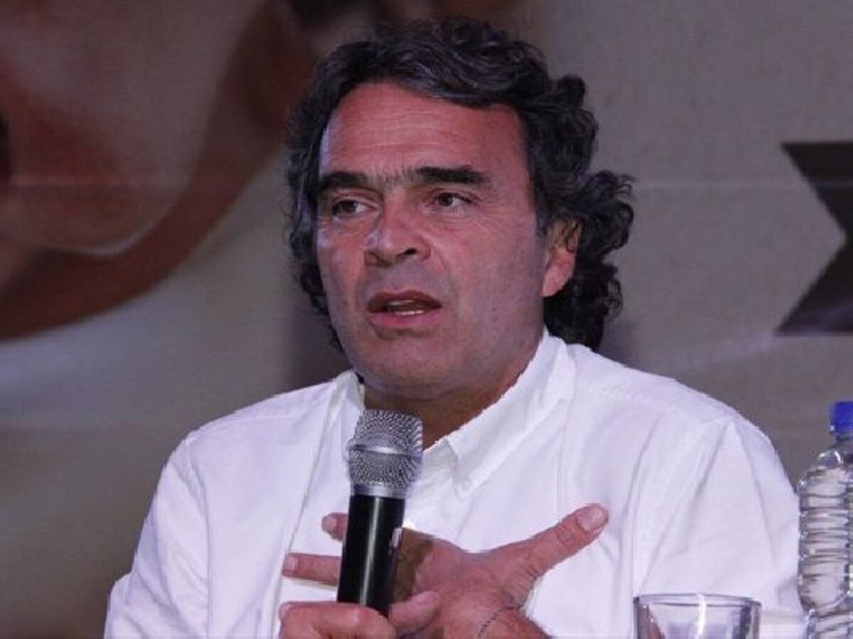 Error que FF.MM disminuyan operaciones por cese unilateral: Sergio Fajardo