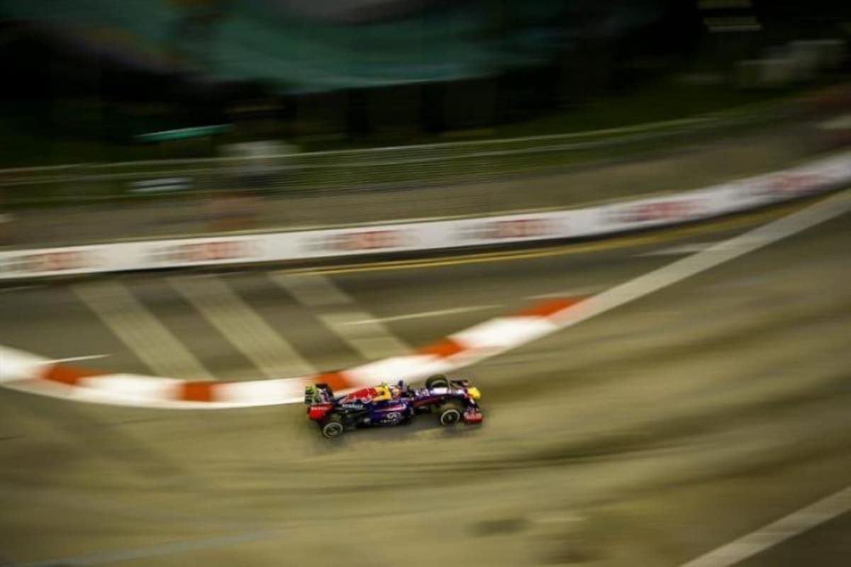 El líder del Mundial de pilotos, Sebastián Vettel fue el más rápido de la segunda tanda de prácticas. Mark Webber lo escoltó. En la primera sesión, Lewis Hamilton había hecho el mejor tiempo.