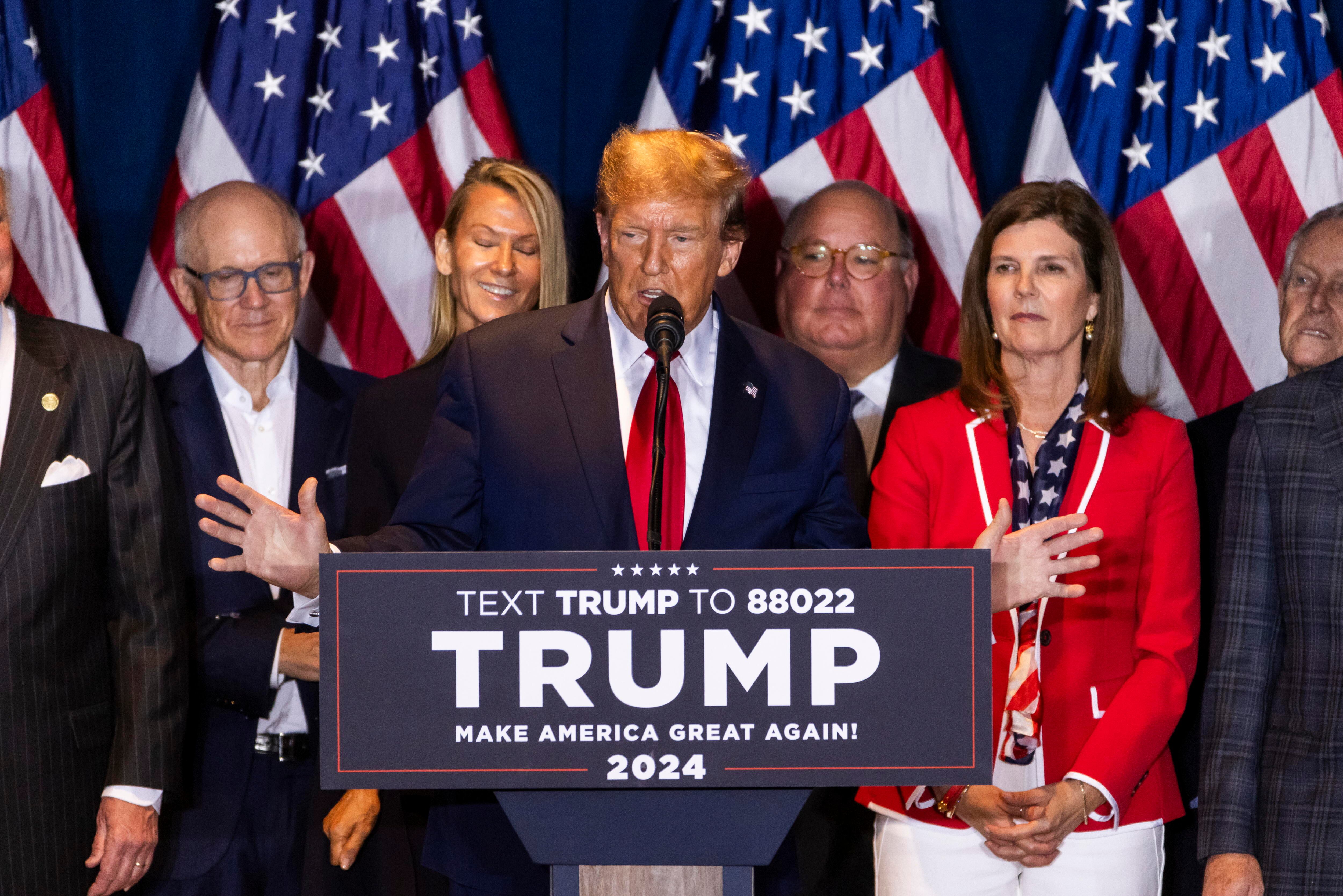 Columbia (United States), 25/02/2024.- Former US President Donald Trump (C) speaks after defeating former governor Nikki Haley in South Carolina's Republican presidential primary in Columbia, South Carolina, USA, 24 February 2024. Though Trump defeated Haley handily, she is vowing to stay in the primary race. EFE/EPA/JIM LO SCALZO