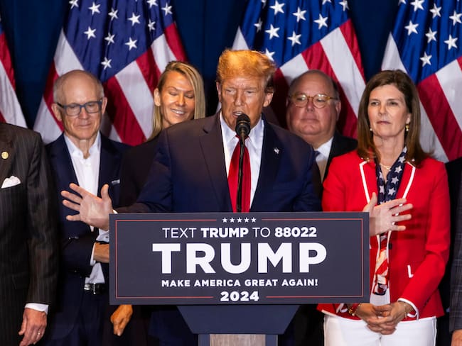 Columbia (United States), 25/02/2024.- Former US President Donald Trump (C) speaks after defeating former governor Nikki Haley in South Carolina&#039;s Republican presidential primary in Columbia, South Carolina, USA, 24 February 2024. Though Trump defeated Haley handily, she is vowing to stay in the primary race. EFE/EPA/JIM LO SCALZO