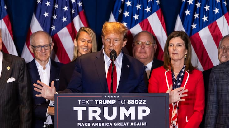 Columbia (United States), 25/02/2024.- Former US President Donald Trump (C) speaks after defeating former governor Nikki Haley in South Carolina&#039;s Republican presidential primary in Columbia, South Carolina, USA, 24 February 2024. Though Trump defeated Haley handily, she is vowing to stay in the primary race. EFE/EPA/JIM LO SCALZO