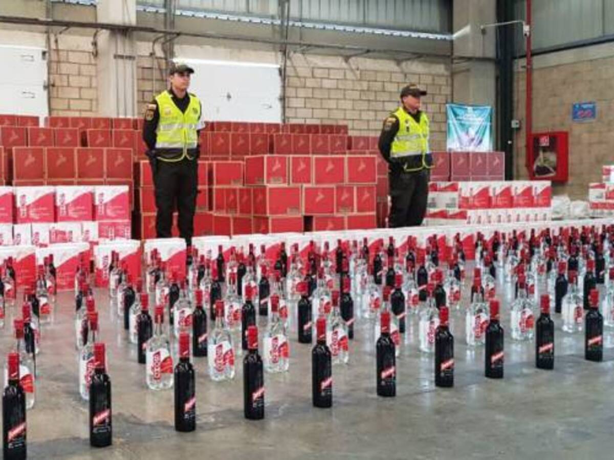 Policía fiscal aduanera y Dian de Cartagena aprehenden un contenedor con 8.442 litros de licor