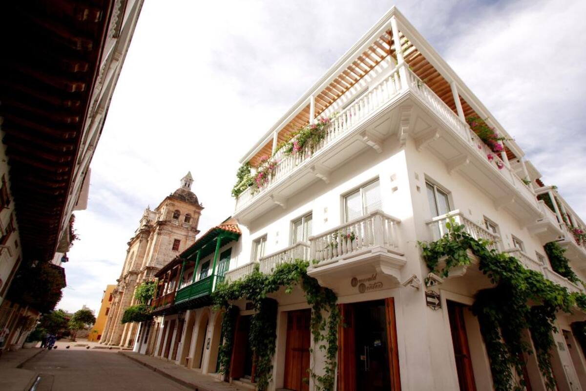 Conocida principalmente por el Sol, la playa, el descanso, los deportes y las artesanías, Cartagena de Indias también tiene su legado cultural religioso. Entre lo más llamativo está la Catedral de Santa Catalina de Alejandría ubicada en el centro histórico, construida entre los siglos XVI y XVII, además de la Plaza de San Pedro Claver diseñada en honor al famoso misionero jesuita.