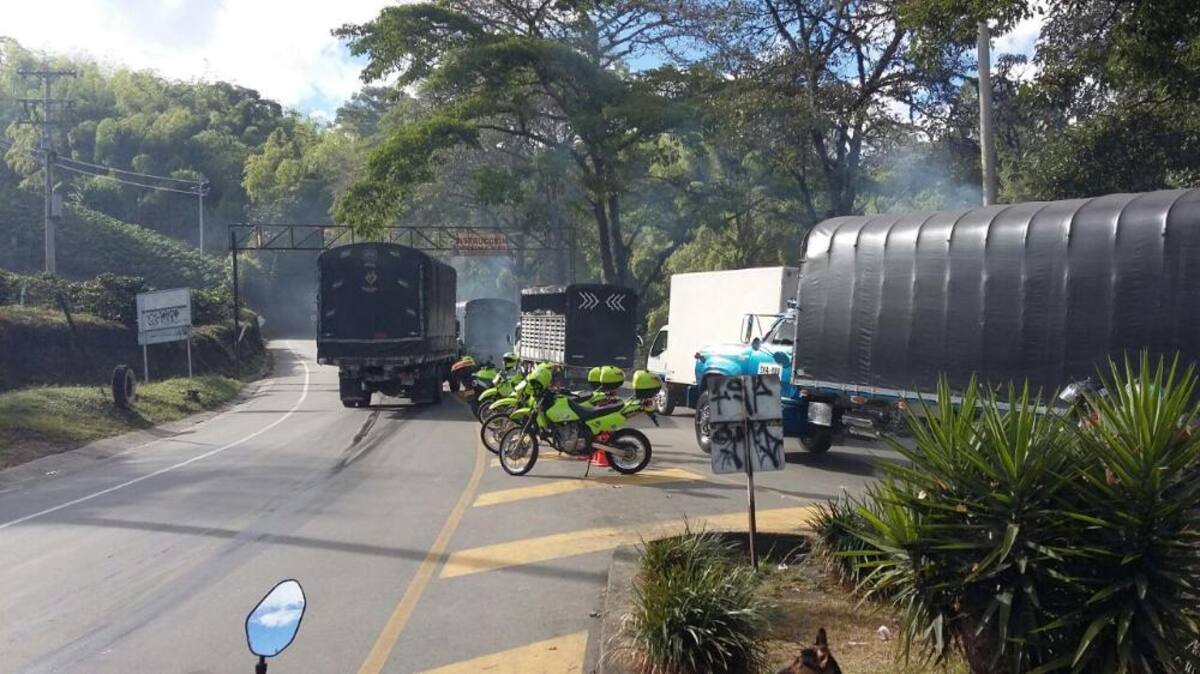 La carretera fue cerrada desde antes de la media noche del lunes, por un deslave.