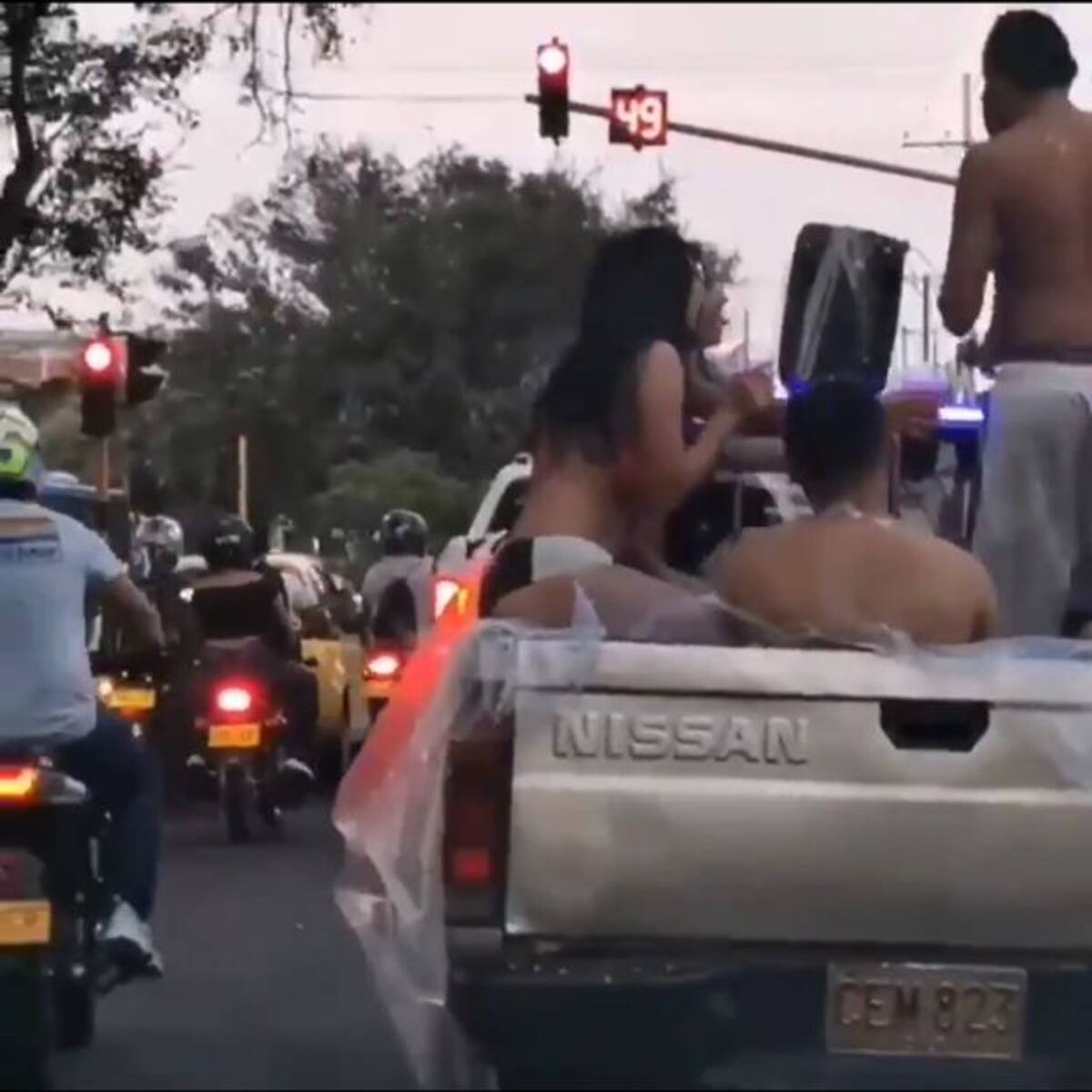 Polémica por fiesta de jóvenes en un jacuzzi improvisado en una camioneta