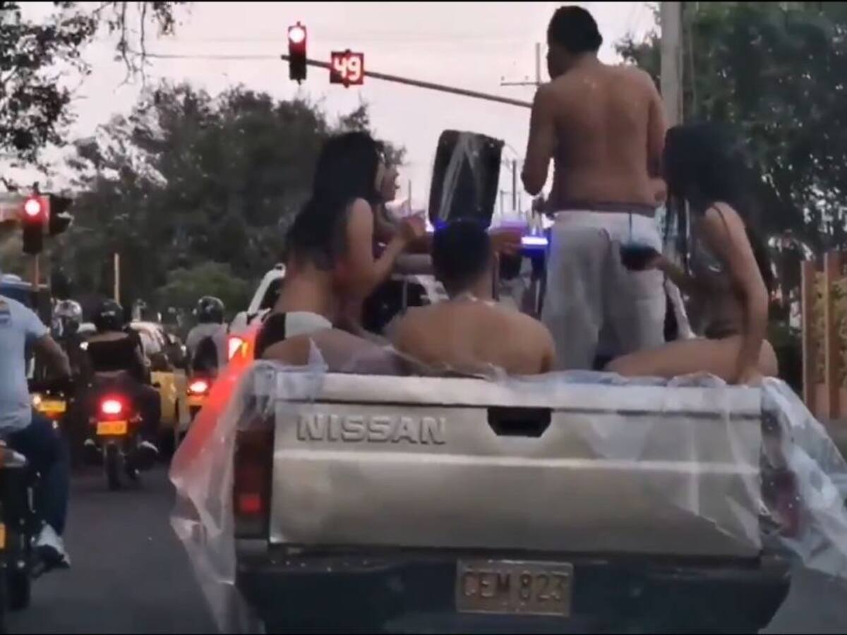 Polémica por fiesta de jóvenes en un jacuzzi improvisado en una camioneta
