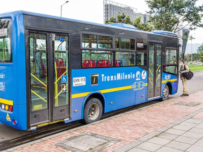 Persona preguntando a conductor de Bus Zonal de Transmilenio