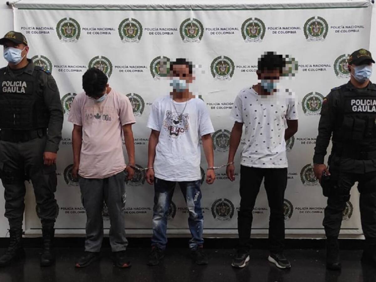 Judicializan 3 hombres que secuestraron y torturaron a un joven en un hotel