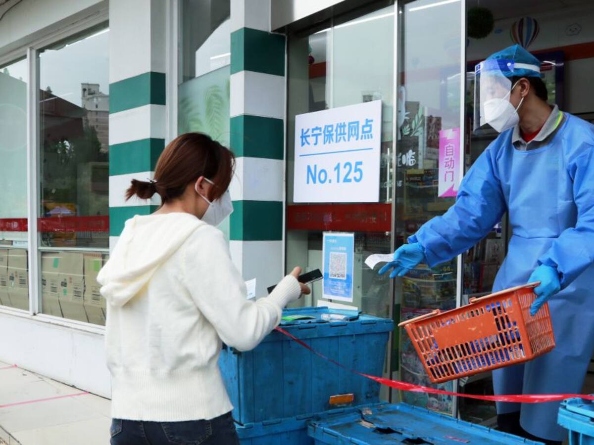 Casos de COVID vuelven a subir a nivel global después de dos meses