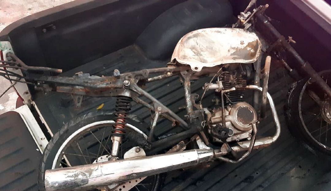 La motocicleta en la que se movilizaban los sicarios fue quemada por una turba