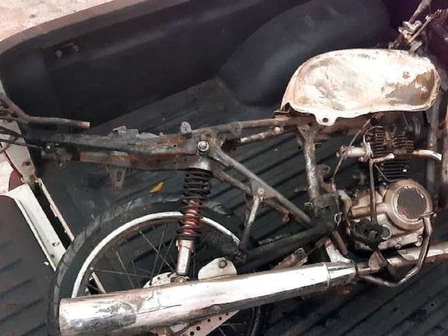 La motocicleta en la que se movilizaban los sicarios fue quemada por una turba