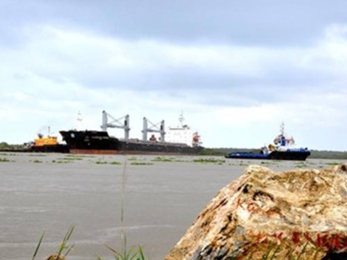 Un buque se encuentra encallado a la entrada del puerto de Barranquilla