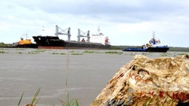 Un buque se encuentra encallado a la entrada del puerto de Barranquilla