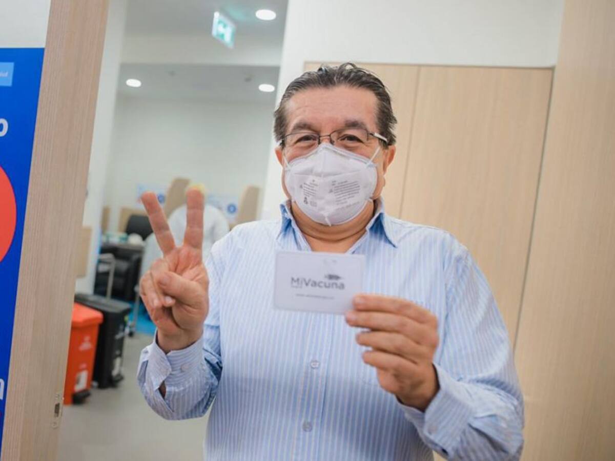 Se vacunó contra la Covid-19 el ministro de salud, Fernando Ruíz