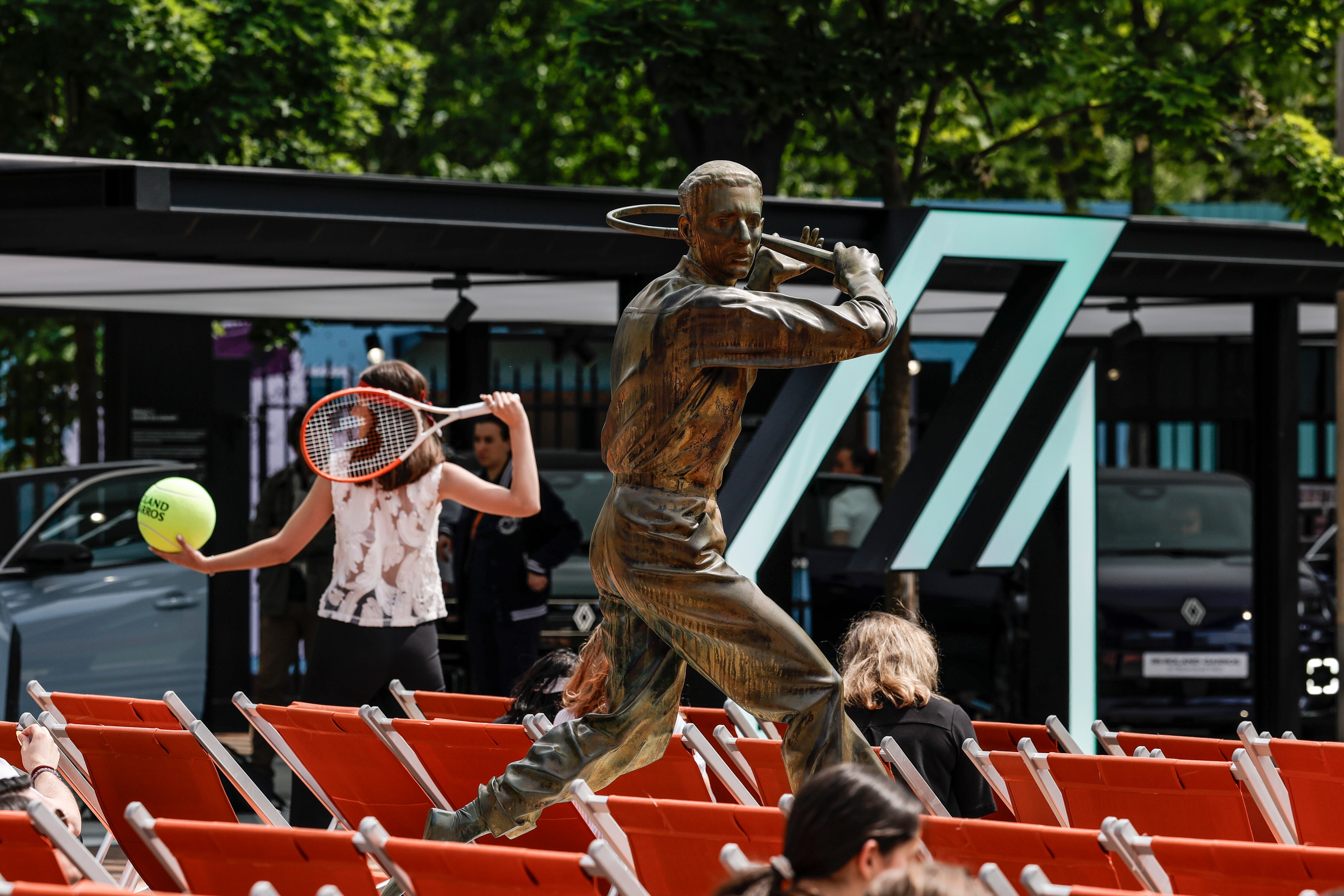 Paris (France), 19/05/2025.- A sculpture of French tennis player Jacques Brugnon in a rest area for the French Open tennis tournament at Roland Garros in Paris, France, 19 May 2025. (Tenis, Abierto, Francia) EFE/EPA/Teresa Suarez