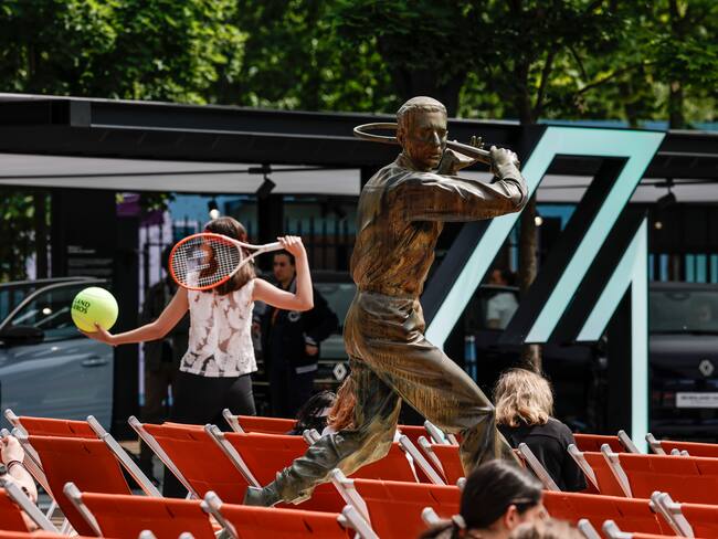 Paris (France), 19/05/2025.- A sculpture of French tennis player Jacques Brugnon in a rest area for the French Open tennis tournament at Roland Garros in Paris, France, 19 May 2025. (Tenis, Abierto, Francia) EFE/EPA/Teresa Suarez