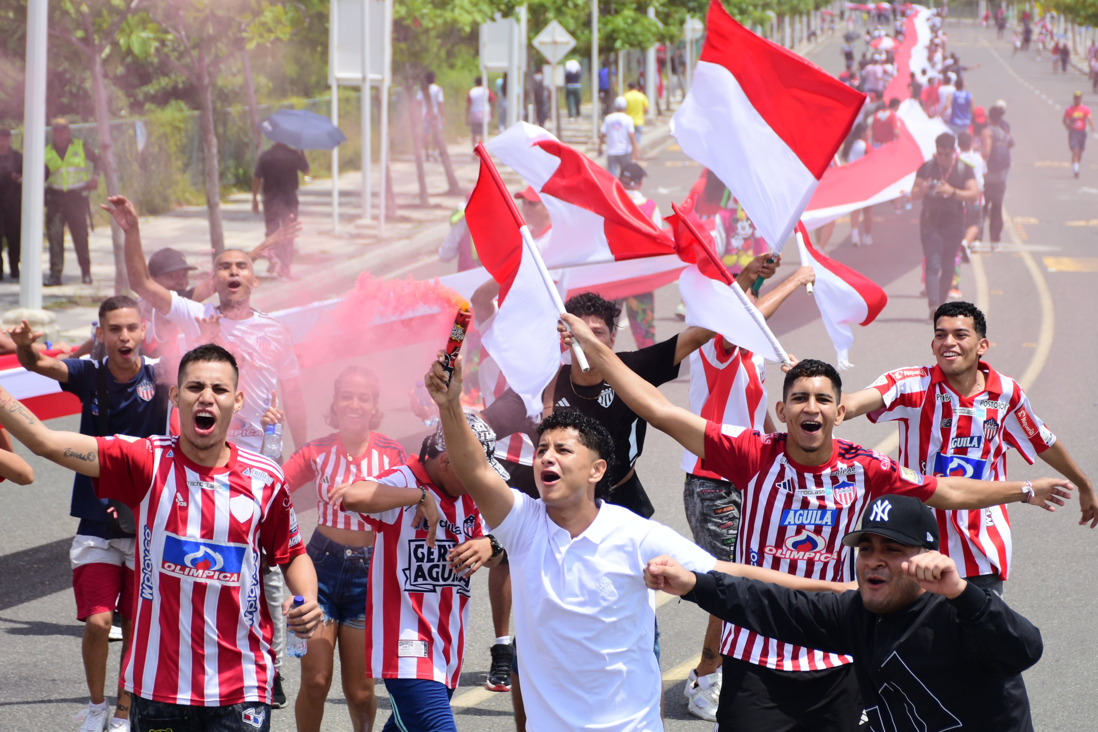 AME8701. BARRANQUILLA (COLOMBIA), 07/08/2024.- Aficionados del Atlético Junior participan de una caravana este miércoles durante la celebración de los 100 años del club, en Barranquilla (Colombia). EFE/ Aleydis Coll