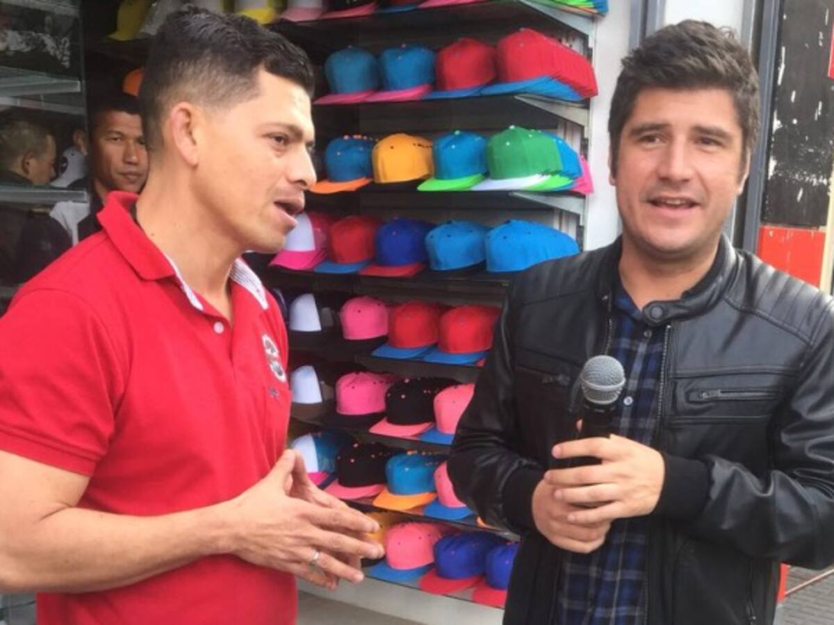 En los zapatos de un voceador del comercio en el centro de Bogotá