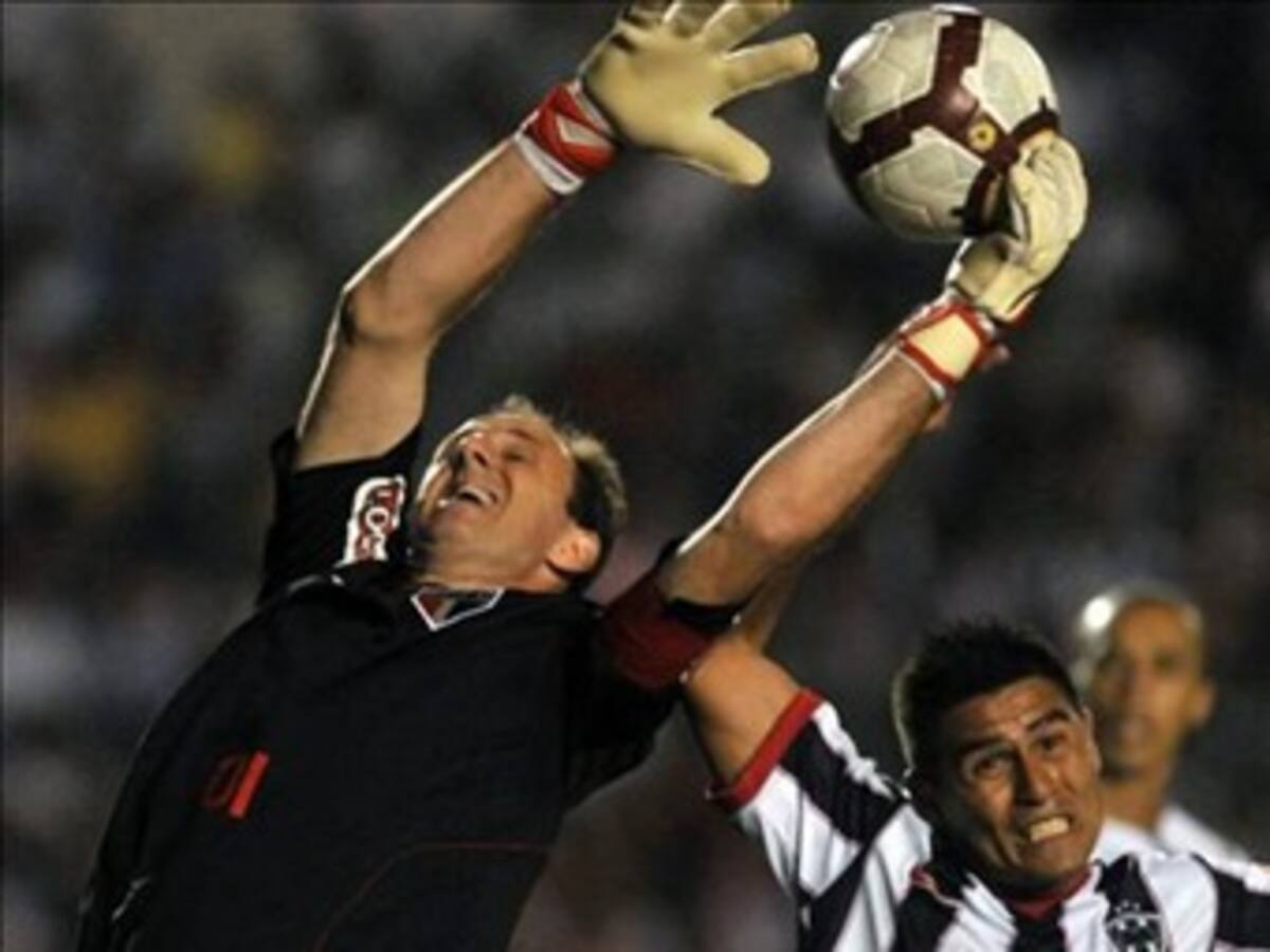 Sao Paulo pone un pie en octavos y enreda al Monterrey