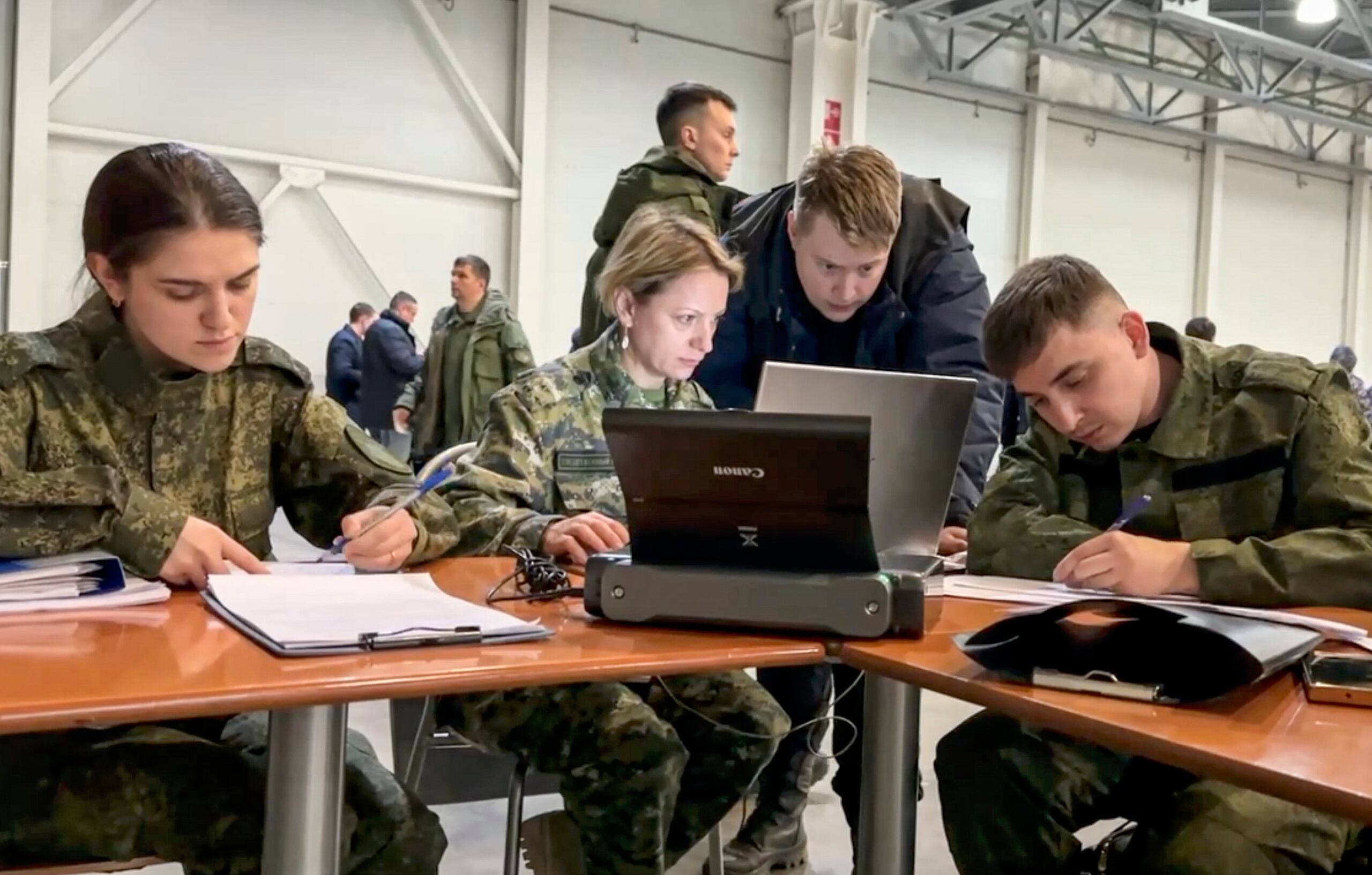 Comité de Investigación Ruso revisa las primeras pruebas recolectadas tras el atentado terrorista en el Crocus City Hall en Moscú. 


(Foto:  EFE/EPA/RUSSIAN INVESTIGATIVE COMMITTEE PRESS-OFFICE)