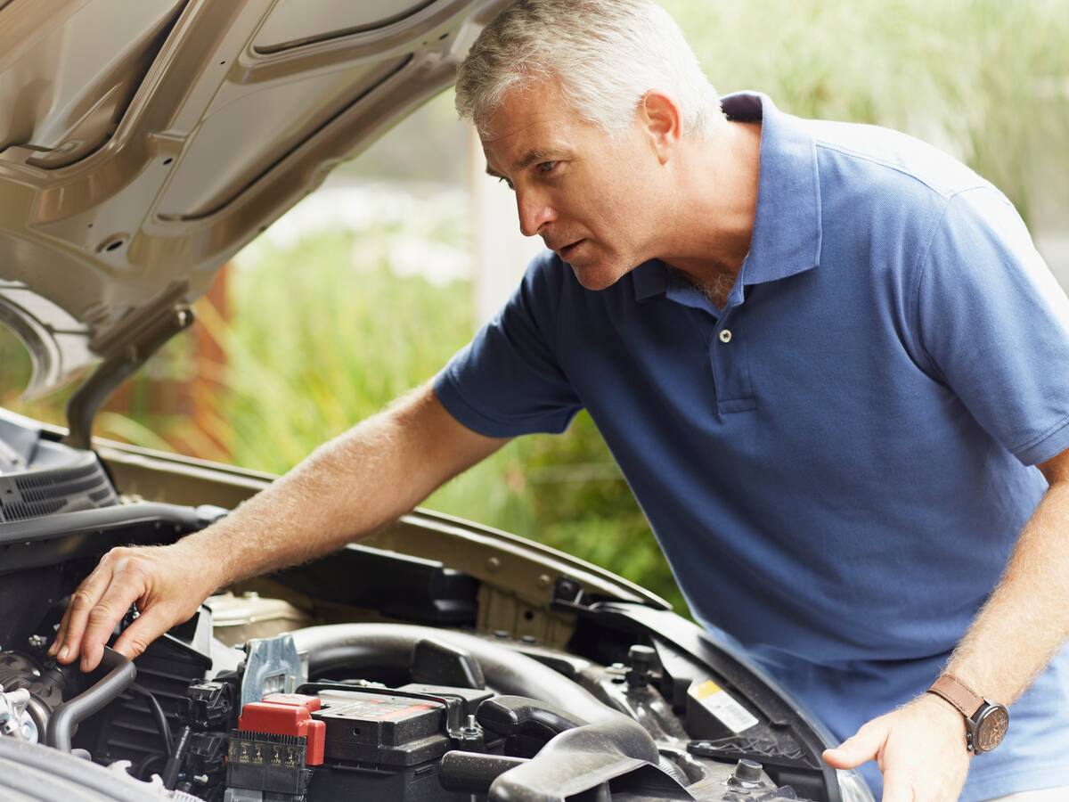 Estos son los riesgos de empujar un carro que no arranca: Afectaría los frenos