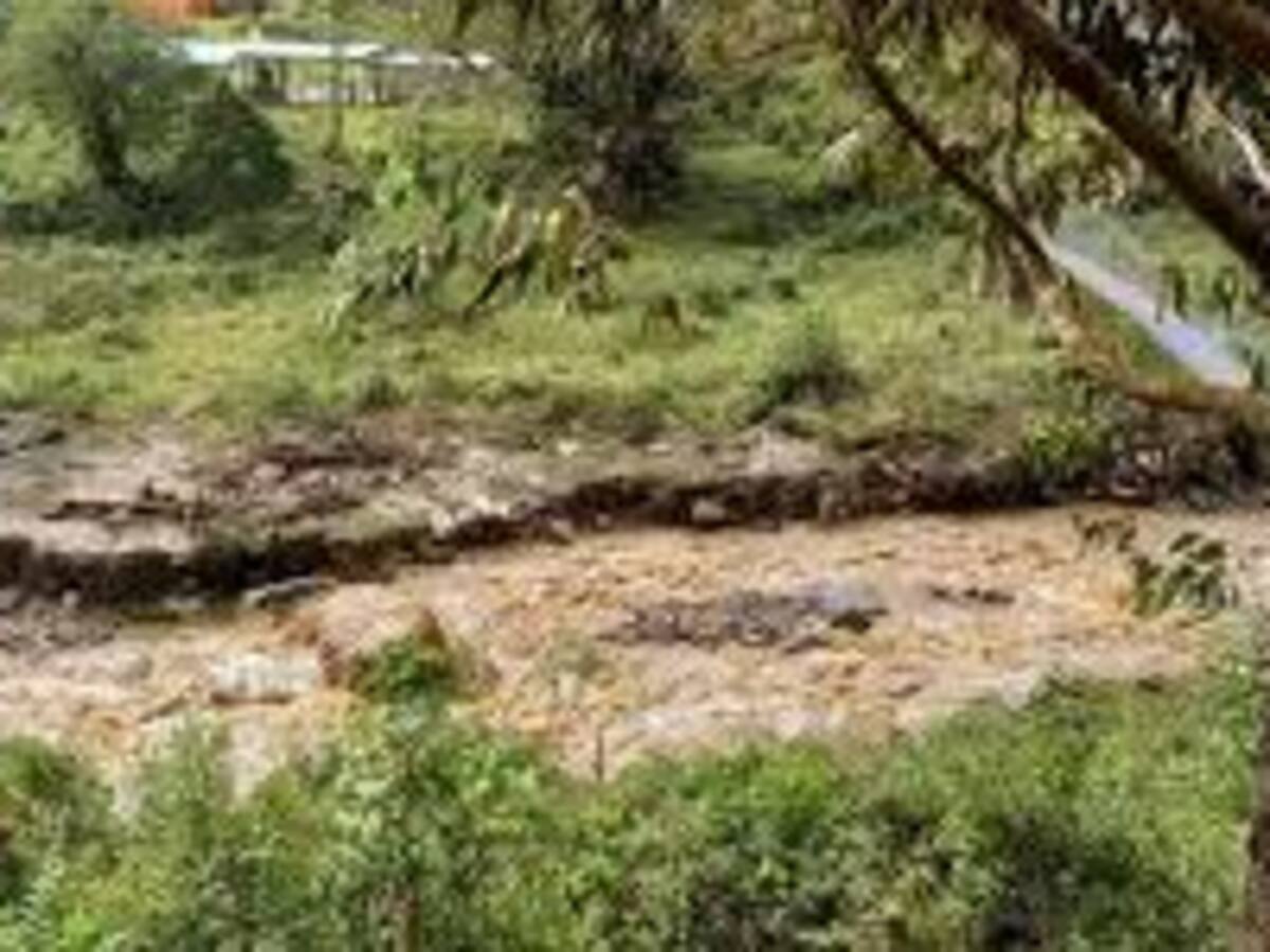 Un hombre fue rescatado de la creciente del rio Suaza, a raíz de las fuertes lluvias
