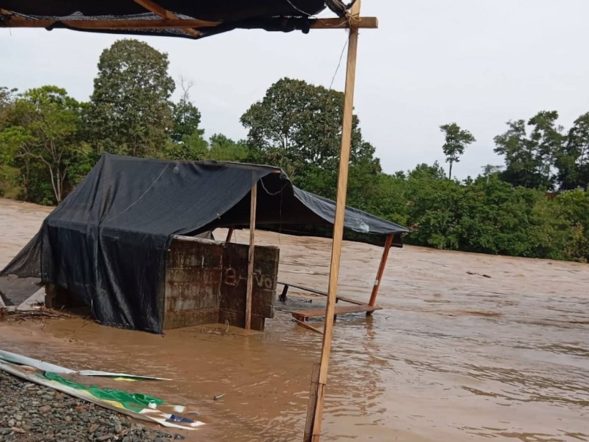 Lluvias: El río Tarazá se llevó varios negocios que se habían ubicado en la playa por las fiestas