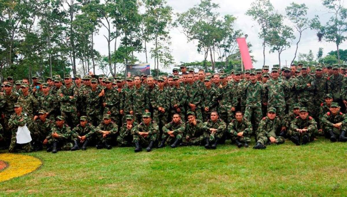 Durante el evento, integrantes de la Policía, el Esmad y el Ejército recibieron con emoción a Juanes, le prepararon una presentación musical con vallenato y otra con un Michael Jackson del batallón "Coronel Francisco José de Caldas".