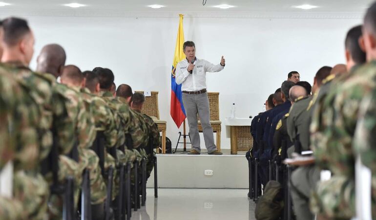 Presidente Juan Manuel Santos en reunión con integrantes del Ejército Nacional.