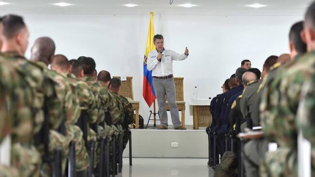 Presidente Juan Manuel Santos en reunión con integrantes del Ejército Nacional.