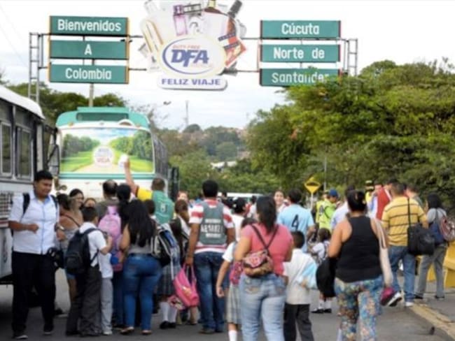 venezolanos usando el transporte público en la frontera
