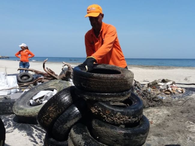 Sacan 38.6 toneladas de basura de las playas de Santa Marta