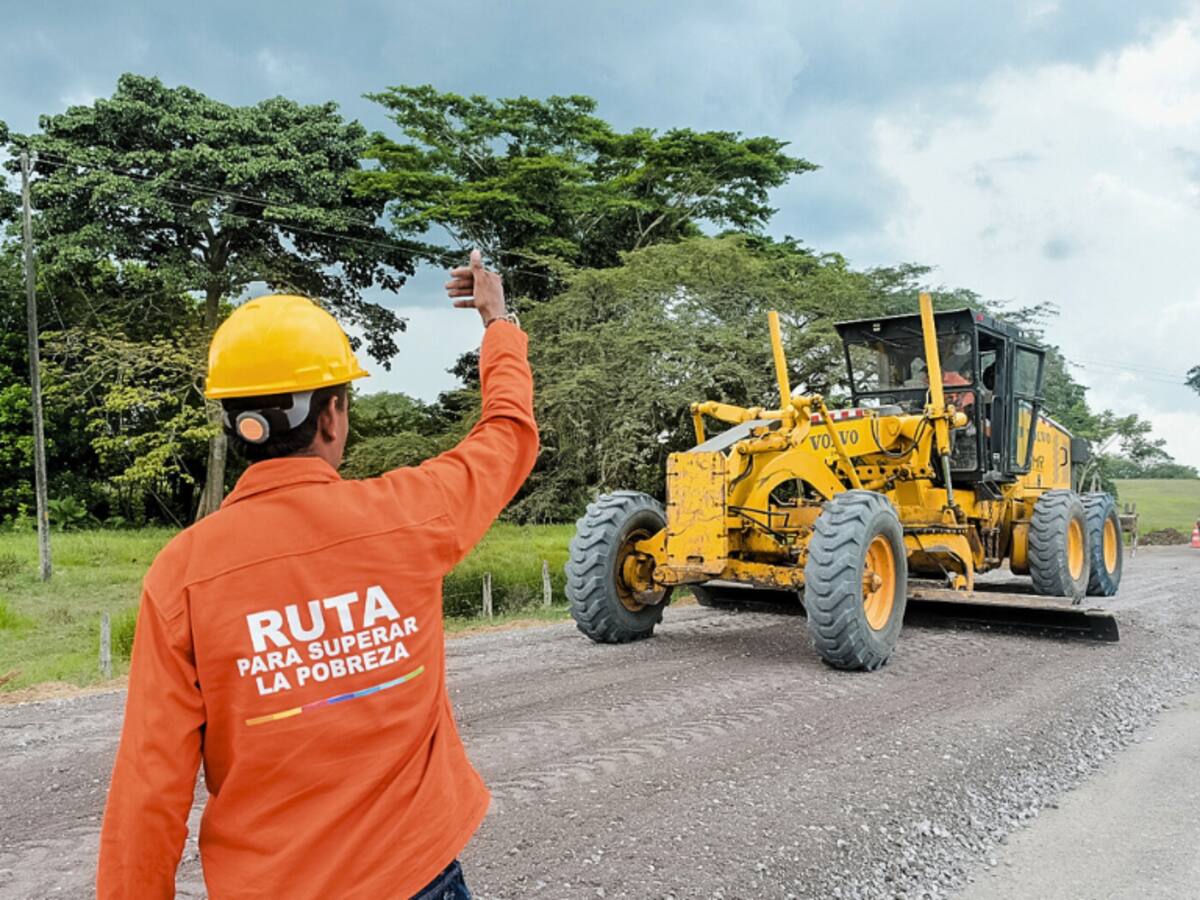 La vía de la Agricultura, la cual conectará a Guamal con Astrea, alcanzó el 76 % de avance